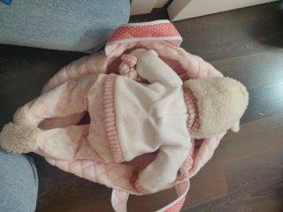 Muñeco bebé con canastilla tela. Con sonidos de bb