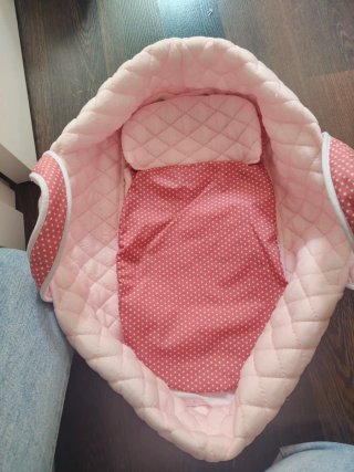 Muñeco bebé con canastilla tela. Con sonidos de bb