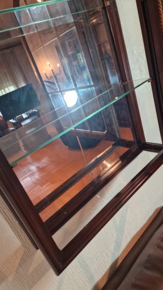 Vitrina de madera con espejo y baldas de cristal