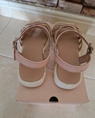 Sandalias rosas y doradas