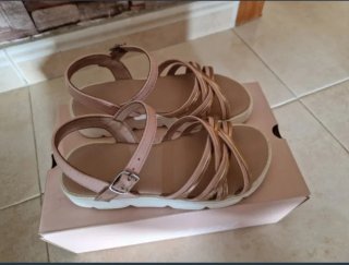 Sandalias rosas y doradas