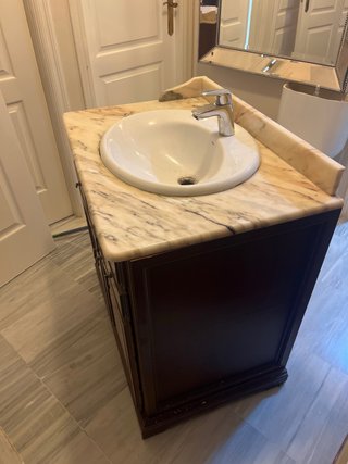 Mueble de baño de madera con encimera de mármol