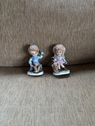 Figuras niño y niña con ardillas