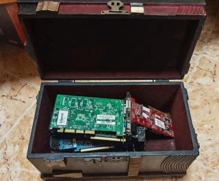 Confezione di schede grafiche + baule in legno