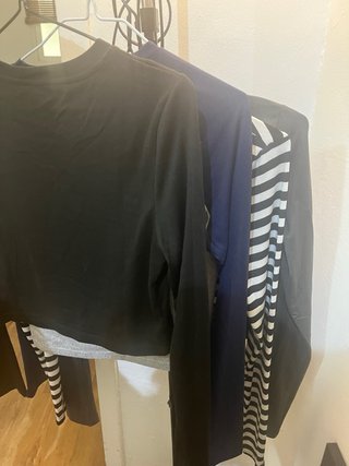 Camisetas grises y negras