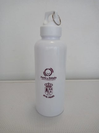 Botella de agua blanca con llavero
