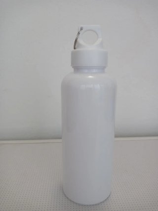 Botella de agua blanca con llavero