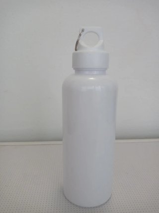 Botella de agua blanca con llavero