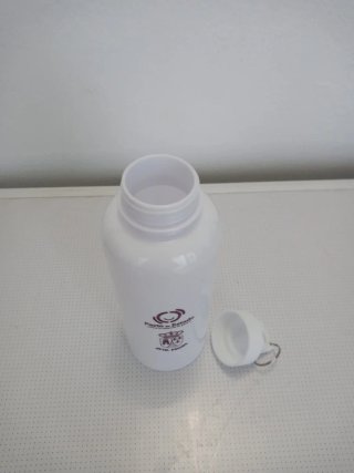 Botella de agua blanca con llavero