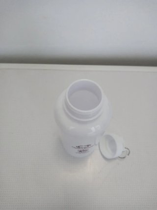 Botella de agua blanca con llavero