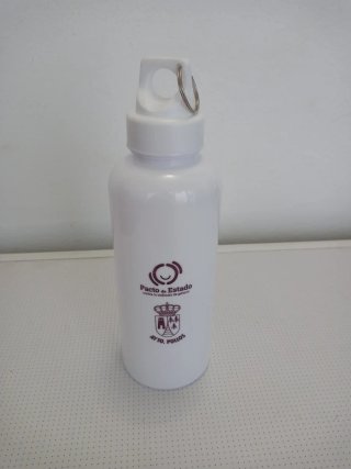 Botella de agua blanca con llavero
