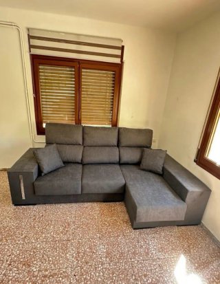 Divani cheslong nuovi di fabbrica, 100% made in Italy, con sedute ad alta densità e vari comfort