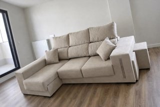 Divani cheslong nuovi di fabbrica, 100% made in Italy, con sedute ad alta densità e vari comfort