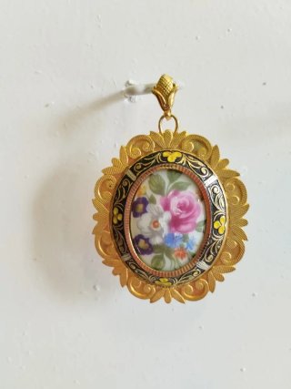 Precioso colgante años 60-70 en porcelana floral