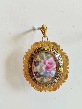 Precioso colgante años 60-70 en porcelana floral