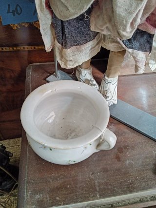Orinal pequeño antiguo decorado