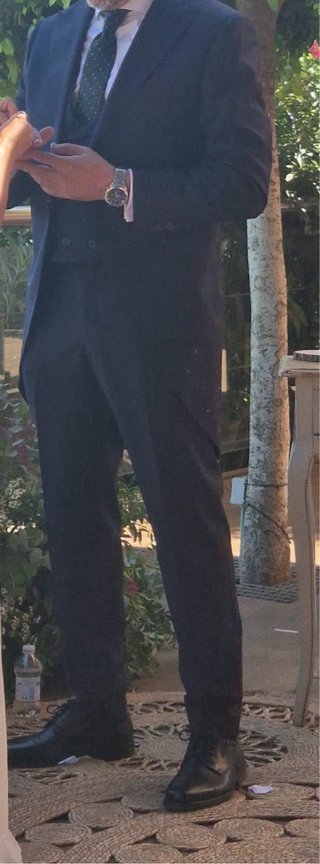 Chaqué de boda azul oscuro.