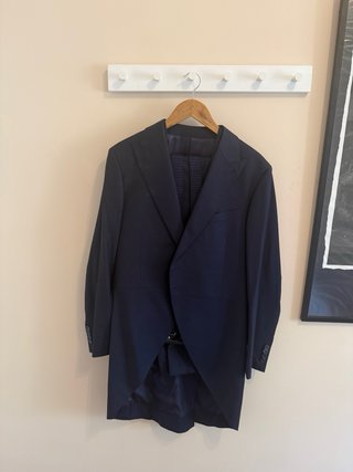 Chaqué de boda azul oscuro.