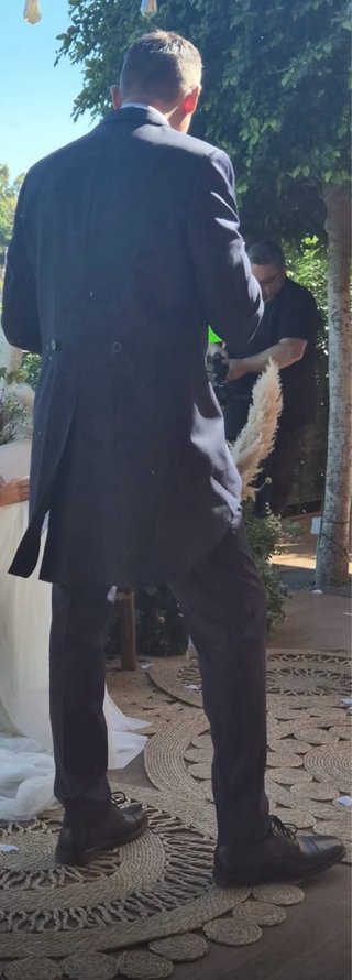 Chaqué de boda azul oscuro.