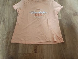 Camiseta naranja con estampado