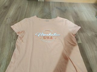 Camiseta naranja con estampado