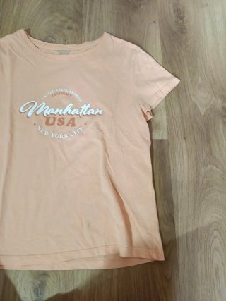 Camiseta naranja con estampado