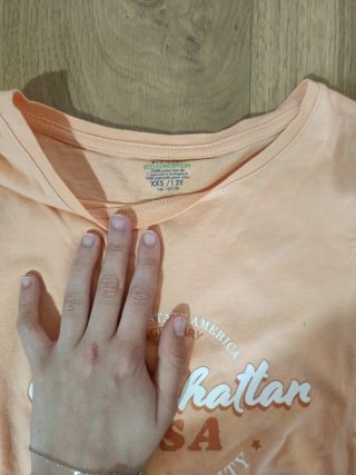 Camiseta naranja con estampado