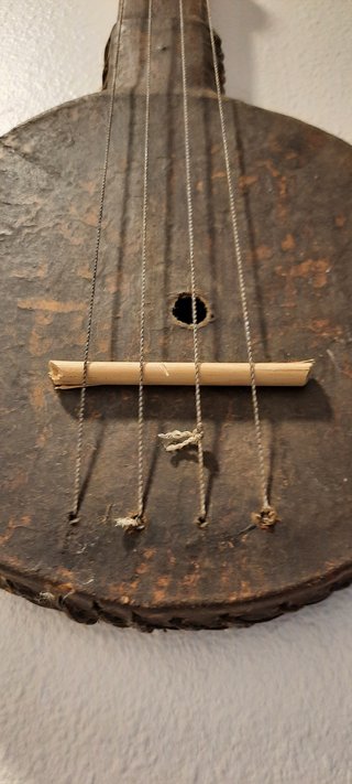 Laúd de Kenia con cara tallada