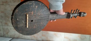 Laúd de Kenia con cara tallada