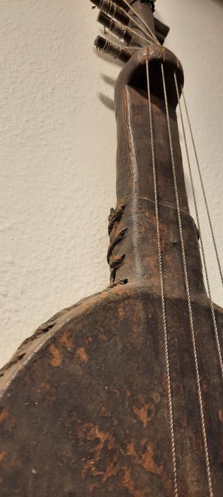Laúd de Kenia con cara tallada