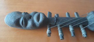 Laúd de Kenia con cara tallada