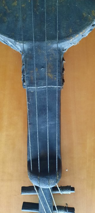 Laúd de Kenia con cara tallada
