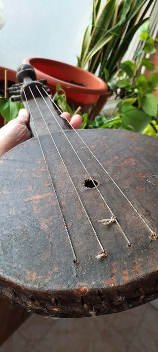 Laúd de Kenia con cara tallada
