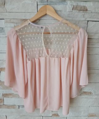 Blusa rosa con detalles de lunares