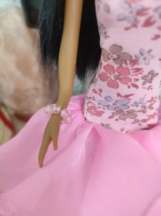 Muñeca Barbie flexible, sin articulaciones