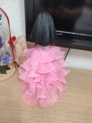 Muñeca Barbie flexible, sin articulaciones