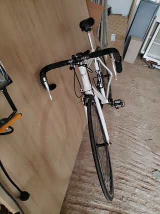 Bicicleta de carretera ORUS blanca