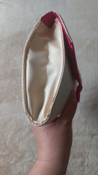 Bolso de mano beige con detalles fucsia