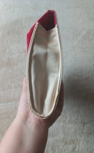 Bolso de mano beige con detalles fucsia