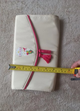 Bolso de mano beige con detalles fucsia
