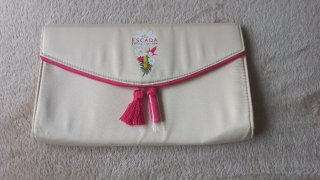 Bolso de mano beige con detalles fucsia