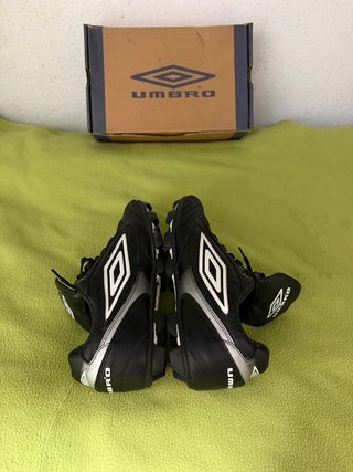 Botas de fútbol Umbro Talla 41 Negras