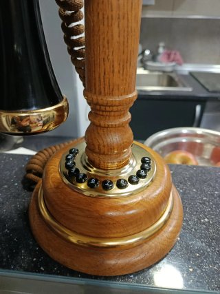 Teléfonos antiguos de pared y mesa