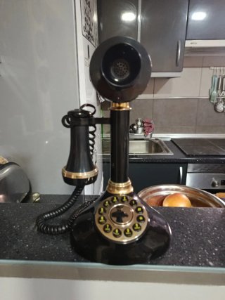 Teléfonos antiguos de pared y mesa