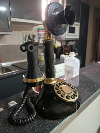 Teléfonos antiguos de pared y mesa