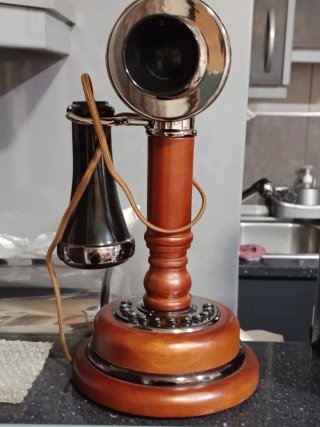 Teléfonos antiguos de pared y mesa