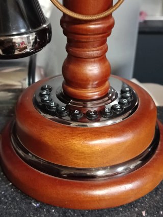 Teléfonos antiguos de pared y mesa