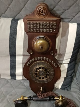Teléfonos antiguos de pared y mesa