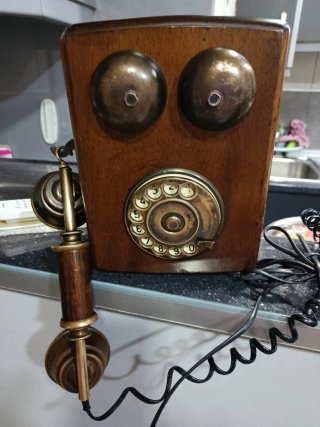 Teléfonos antiguos de pared y mesa