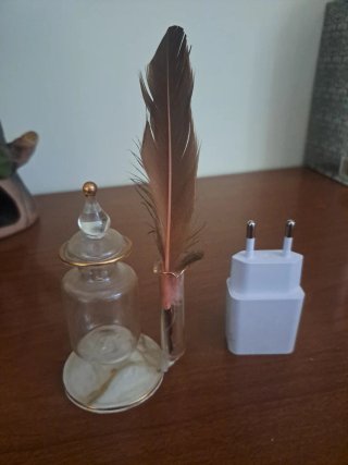 Tintero de cristal con pluma